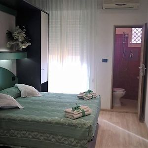 Camera economica con letto king size