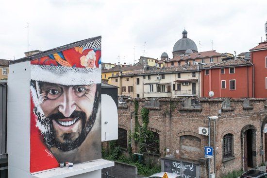Murale a Luciano Pavarotti