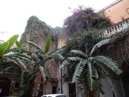 Palazzo Ajutamicristo