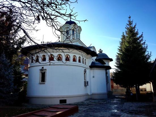 Schitul Darvari Church