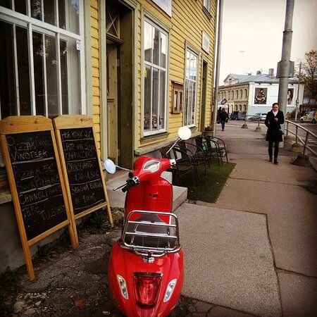 Pizza & Cannoli Vinoteek