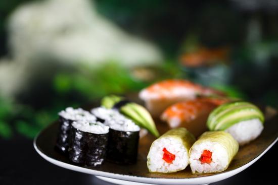 Jiang Sushi . Nudel . Saft