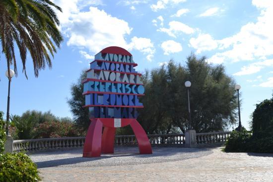 Monumento "Lavorare, lavorare, lavorare, preferisco il rumore del mare"